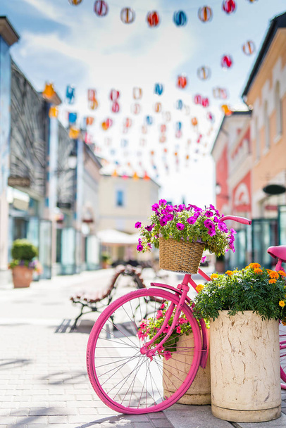 Eurooppa katukaupat kukat polkupyörät lähellä - ylös päivä aurinkoinen
 - Valokuva, kuva