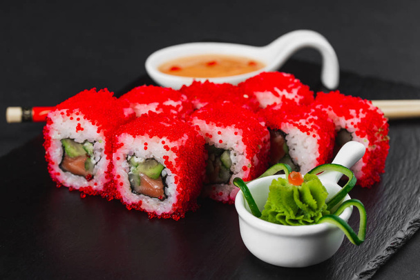 Sushi impostato su sfondo scuro
  - Foto, immagini