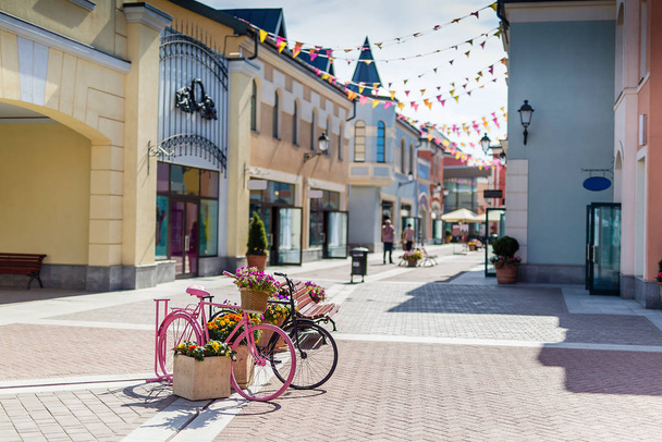 Eurooppa katukaupat kukat polkupyörät lähellä - ylös päivä aurinkoinen
 - Valokuva, kuva