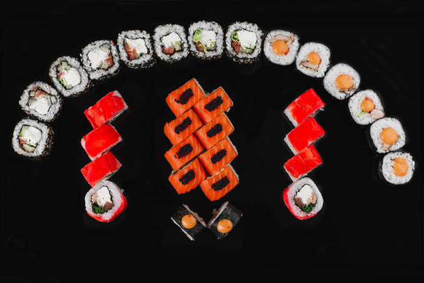 Set de sushi sobre fondo oscuro
  - Foto, Imagen