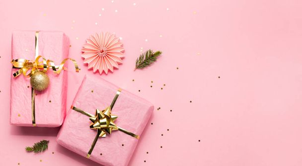 Mooie Chritmas achtergrond met geschenken en ornamenten in roze een - Foto, afbeelding