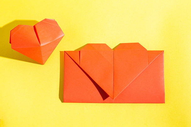 Χειροποίητο ερωτικό γράμμα. Origami από χρωματιστό χαρτί. Στοκ φωτογραφία. Φτιαγμένο με αγάπη. - Φωτογραφία, εικόνα