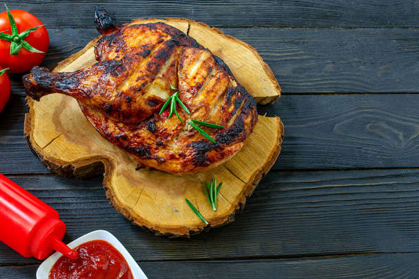 Запечённая часть вкусной курицы, с золотисто-коричневой корочкой, приготовленной на
  - Фото, изображение