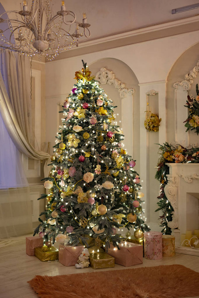Прекрасна кімната з каміном Різдвяна ялинка і гірлянди
. - Фото, зображення