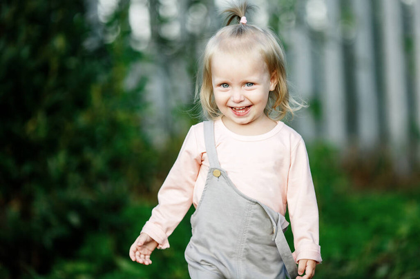 Πορτρέτο του Παιχνιδιού Αστείο Παιδί. Ευτυχισμένο χαμογελαστό πρόσωπο του μικρού κοριτσιού - Φωτογραφία, εικόνα