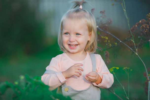 entzückendes Kind Lächeln genießen Natur Hintergrund Nahaufnahme - Foto, Bild