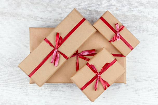Подарочные коробки и рождественский венок со светящимися гирляндами. Размытый фон без фокуса с боке
 - Фото, изображение