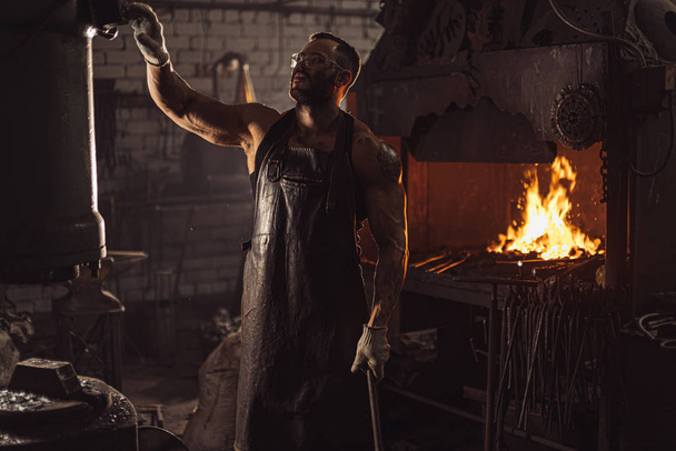 muscular blacksmith in good physical form - Foto, afbeelding