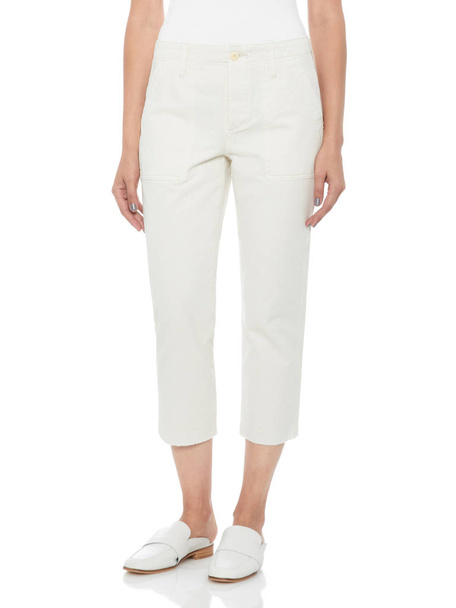 Žena v těsné džíny a podpatky, bílé pozadí, ležérní letní kalhoty ženy vysoký pas kalhoty pro ženy - Fotografie, Obrázek