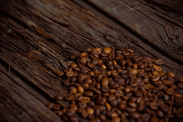 kawa na nieczysty drewniane tła świeże ziarna kawy na drewno i lniane torby, gotowy do parzenia kawy smaczne - Zdjęcie, obraz