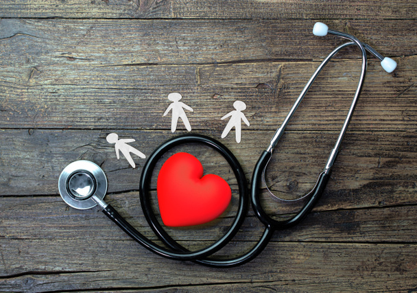 Stetoskop s papírovými muži a červeným srdcem  - Fotografie, Obrázek