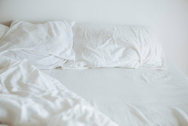 postel s bílými prostěradly zavřít jasné světlo - Fotografie, Obrázek