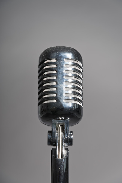 Retro microfoon. geïsoleerde studio opname tegen grijs. - Foto, afbeelding
