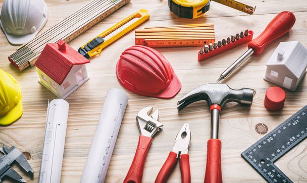 Werkzeuge, Harthüte und Projektpläne auf Holztisch - Foto, Bild