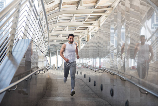 Američan vousatý muž běží ve městě - Fotografie, Obrázek