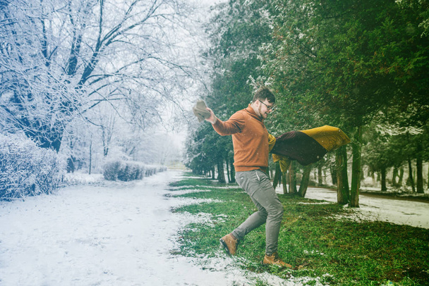 Mann läuft zur Frühjahrsidee - Foto, Bild