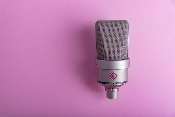 Large diaphragm condenser studio microphone Neumann tlm 103 on a pink background. - Foto, afbeelding