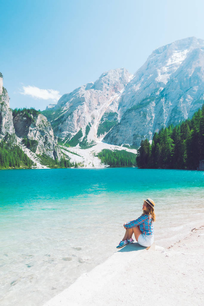 mulher sentada na praia do lago de montanha temporada de verão
 - Foto, Imagem