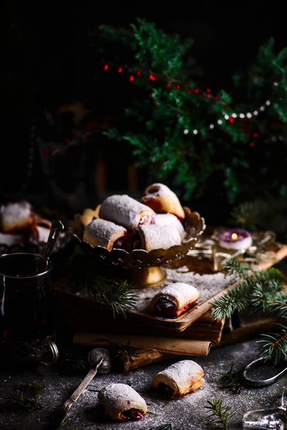 クリスマスの素朴な背景にあるクリスマスのチェリークッキー - 写真・画像