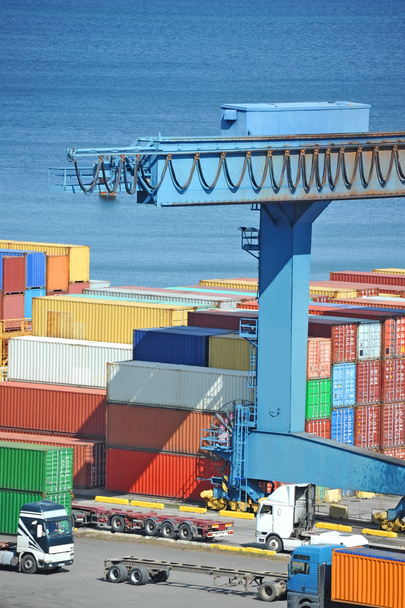 Портовий вантажний кран і контейнер
 - Фото, зображення
