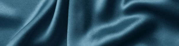 Ezüst selyem háttér egy redők. A fodrozott selyemfelület absztrakt textúrája, széles hosszú transzparens - Fotó, kép