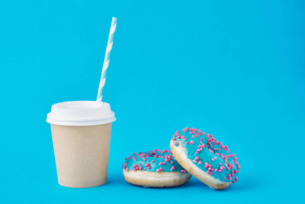 xícara de café e donuts em um fundo azul
 - Foto, Imagem