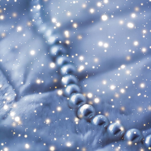 Moda de joyería de vacaciones de invierno, collar de perlas en piel backgrou
 - Foto, Imagen