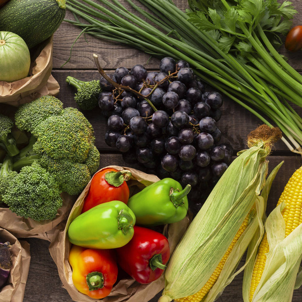 Frutas y verduras frescas jugosas de jardín sobre madera
 - Foto, imagen