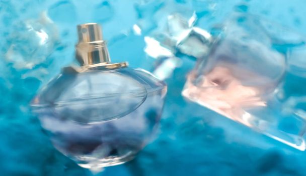 Духи бутылка под голубой водой, свежий морской прибрежный аромат, как глэм
 - Фото, изображение