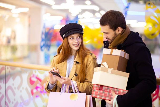 Jovem casal caucasiano se divertindo no centro comercial ou shopping
 - Foto, Imagem