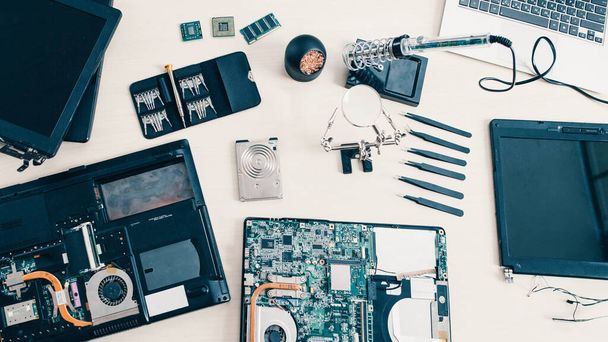 tech support engineer workplace laptop tools - 写真・画像