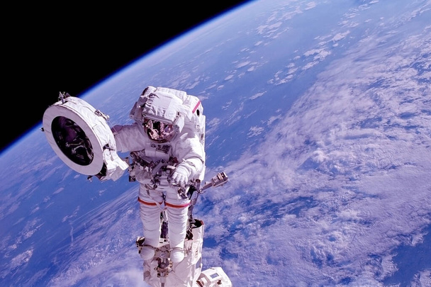 Astronaut auf der Raumstation ist mit Reparaturen beschäftigt. Elemente dieses Bildes wurden von der nasa. - Foto, Bild