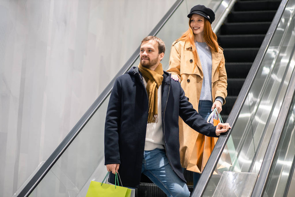 hermosa pareja caucásica disfrutar de compras juntos
 - Foto, imagen