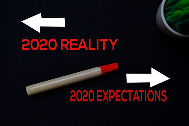 2020 Realita nebo 2020 Očekávání psát na pozadí černé tabule. - Fotografie, Obrázek