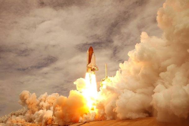 El lanzamiento del transbordador espacial, con humo y fuego. Elementos de esta imagen fueron proporcionados por la NASA
. - Foto, imagen