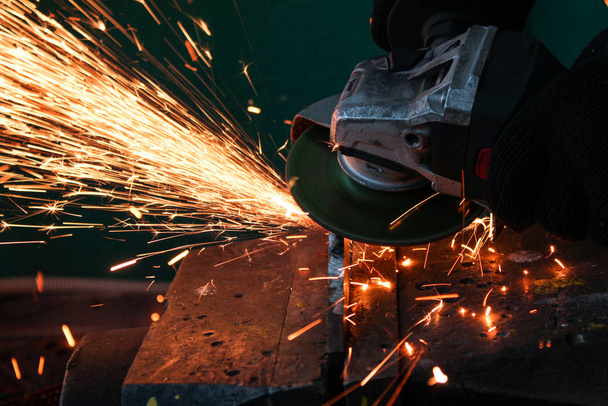 work as a grinder, metal cutting, sparks from metal cutting - Fotografie, Obrázek
