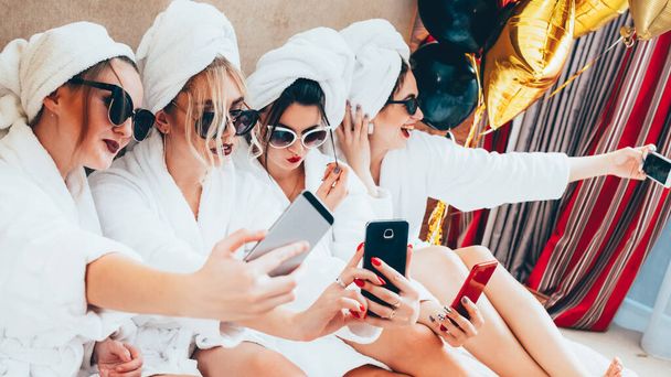 social media addiction women leisure selfies home - Foto, immagini