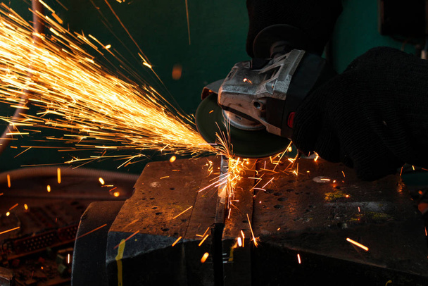 work as a grinder, metal cutting, sparks from metal cutting - Fotografie, Obrázek