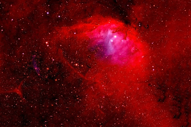 schöne entfernte Galaxie von roter Farbe mit einer hellen Phase. Elemente dieses Bildes wurden von der nasa. - Foto, Bild