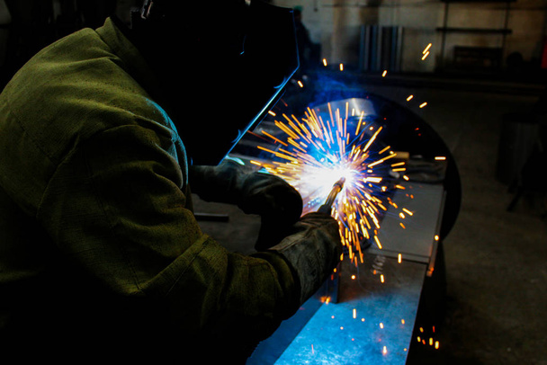 welder work, welding sparks, workshop production - Fotoğraf, Görsel