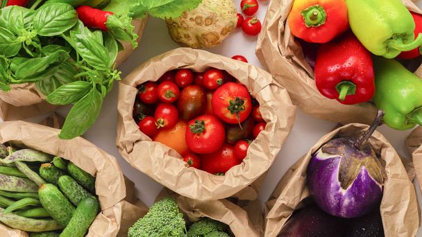Οικολογικά λαχανικά σε χάρτινες σακούλες σε ξύλινο φόντο - Φωτογραφία, εικόνα