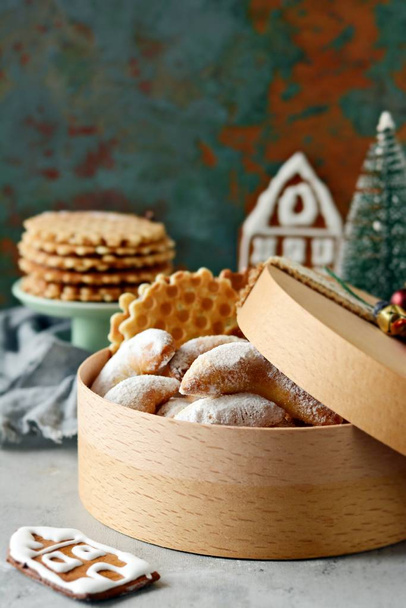 クリスマスの背景にクリスマスクッキーのギフトボックス。休日の雰囲気。クリスマスクッキーとお菓子とクリスマスの背景。ジンジャーブレッドハウス.  - 写真・画像