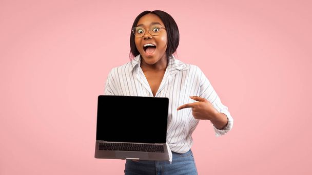 Κορίτσι Εμφάνιση laptop κενή οθόνη που δείχνει το δάχτυλο, Studio Shot, Πανόραμα - Φωτογραφία, εικόνα
