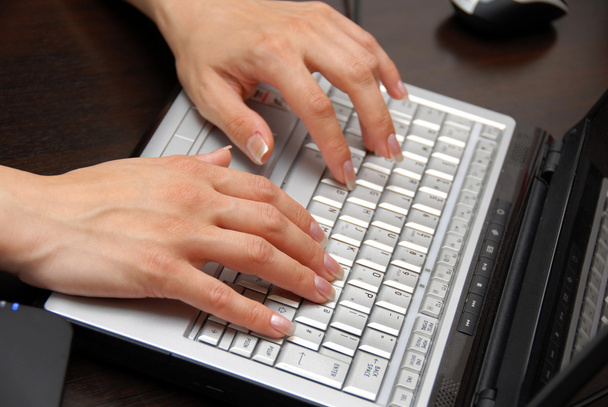 Hände auf der Tastatur - Foto, Bild