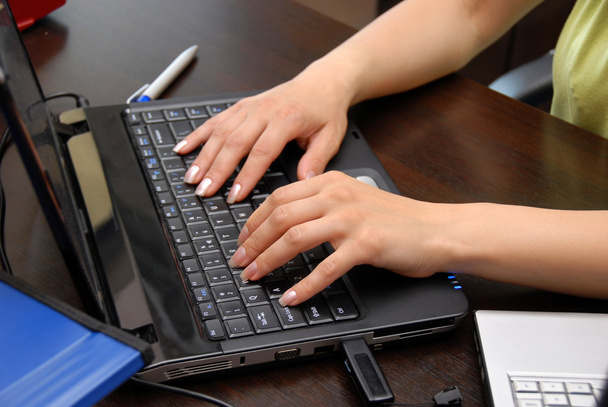 Hände auf der Tastatur - Foto, Bild