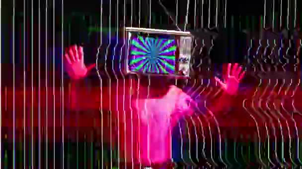 mr tv cabeça homem dançando com a televisão como cabeça com efeitos de falha no vídeo
  - Filmagem, Vídeo