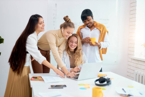 happy positive coworking of women only in office - Φωτογραφία, εικόνα
