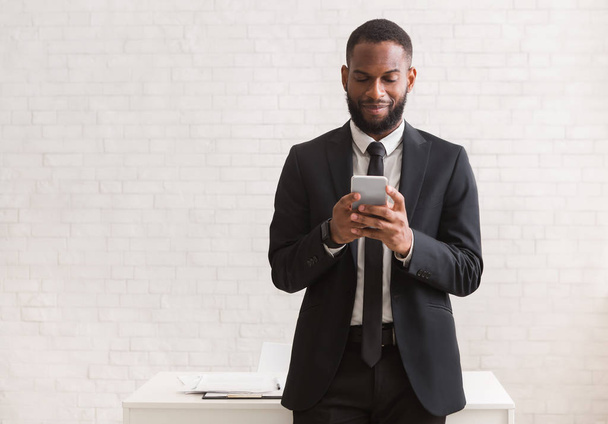 Businessman chatting with friends on phone during break at job - Photo, Image