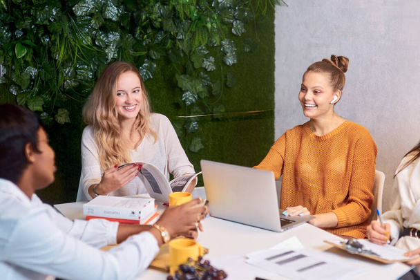 オフィスにおける若い多様なビジネス女性の成功裏の協力 - 写真・画像