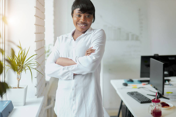 portrait of young beautiful african businesswoman in office - Foto, Imagen